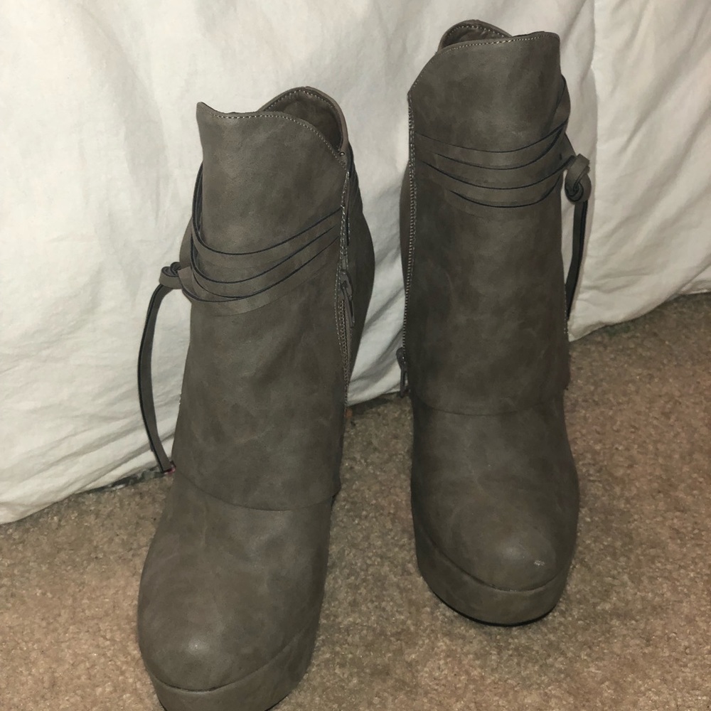 Shi by journeys grey tall wedge